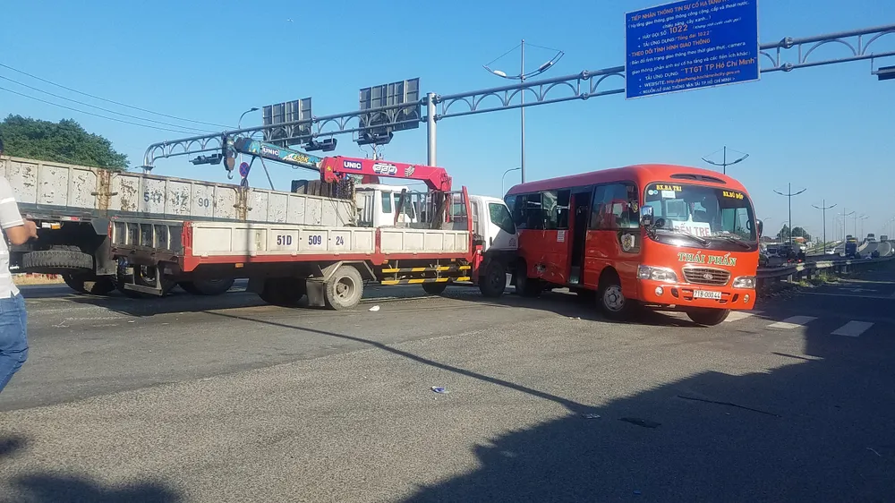 Va chạm giữa xe khách và xe tải, 5 người nhập viện  ảnh 4