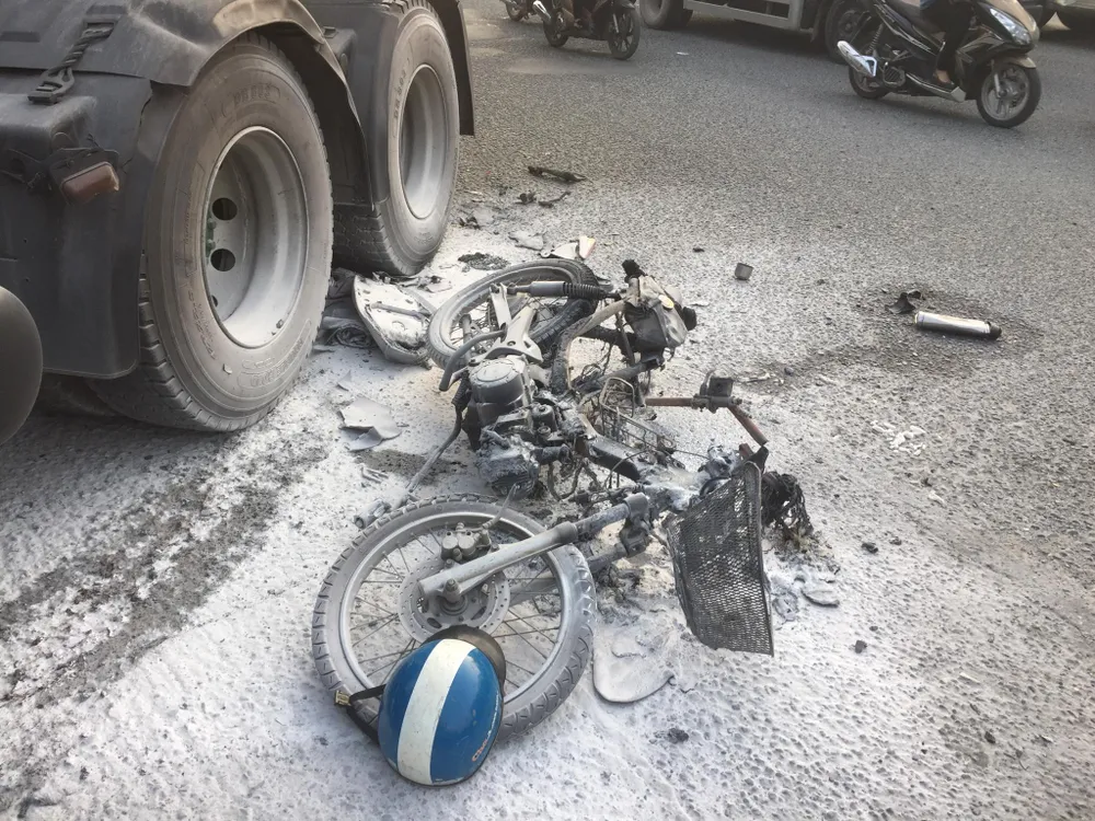 Tai nạn ở dốc cầu vượt Sóng Thần, xe máy bốc cháy dữ dội, 1 người bị thương nặng ảnh 3