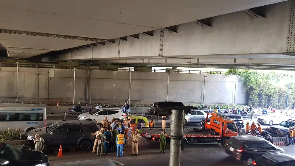  Tài xế ô tô nghi chở thuốc lá lậu tông vào dải phân cách ngay cửa hầm Thủ Thiêm ảnh 1