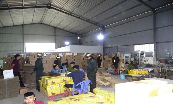 Bắt chủ cơ sở chứa gần 1.600 thùng nước ngọt giả ảnh 1