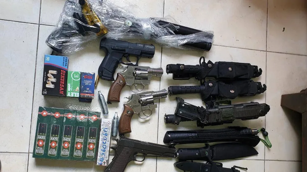 Bắt nhiều đối tượng mua bán, tàng trữ ma túy và vũ khí ảnh 2
