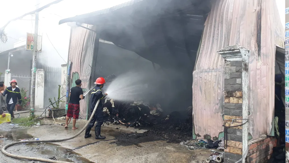 Lực lượng chữa cháy có mặt ở hiện trường. Ảnh: C.T