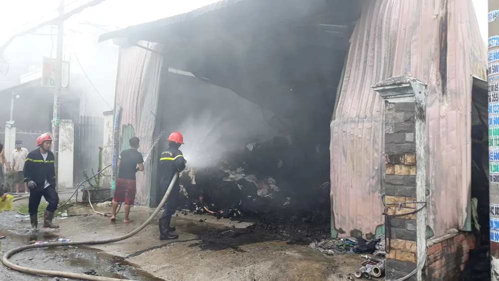 Xưởng vải bốc cháy ngùn ngụt ở Hóc Môn ảnh 3