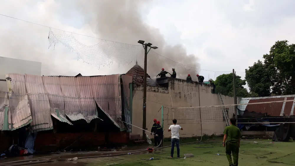 Xưởng vải bốc cháy ngùn ngụt ở Hóc Môn ảnh 2