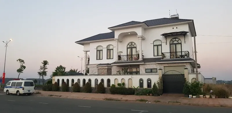 Công bố hình ảnh đối tượng bịt mặt dùng súng khống chế nữ Bí thư Huyện ủy Lộc Ninh cướp tiền ảnh 2