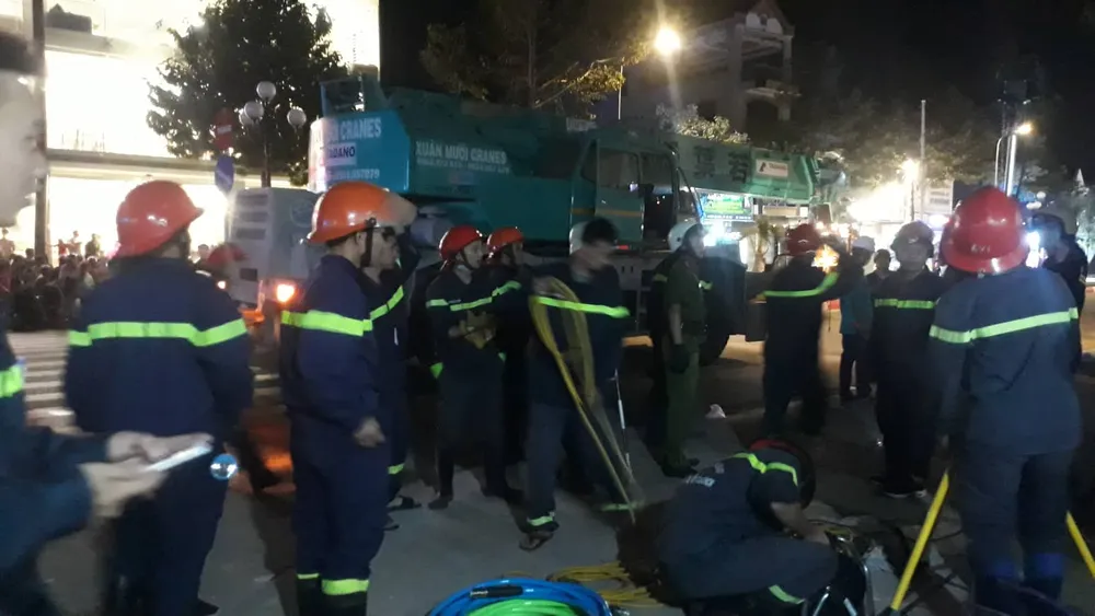 Lực lượng tại hiện trường. Ảnh: VŨ PHONG 