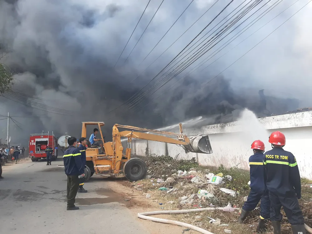 Cháy lớn ở Công ty gỗ Lâm Dương - Tân Uyên, Bình Dương ảnh 3