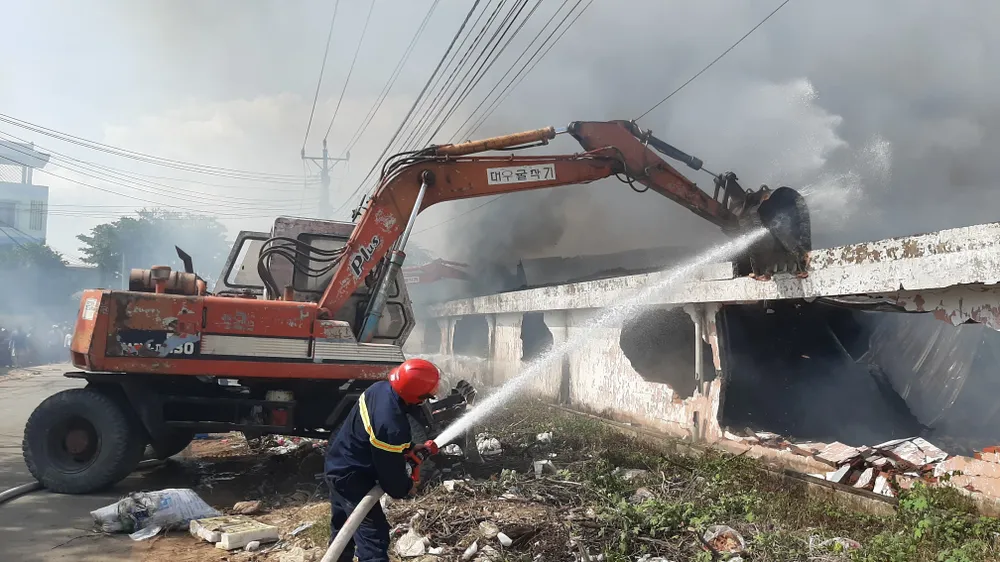 Cháy lớn ở Công ty gỗ Lâm Dương - Tân Uyên, Bình Dương ảnh 1