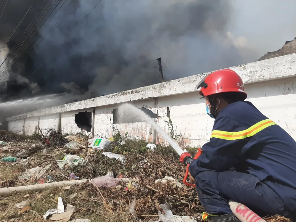 Cháy lớn ở Công ty gỗ Lâm Dương - Tân Uyên, Bình Dương ảnh 4