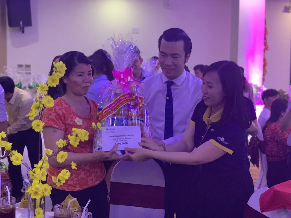 Xuân kết nối yêu thương, Saigontourist Group trao 154 phần quà tết cho người lao động ảnh 1