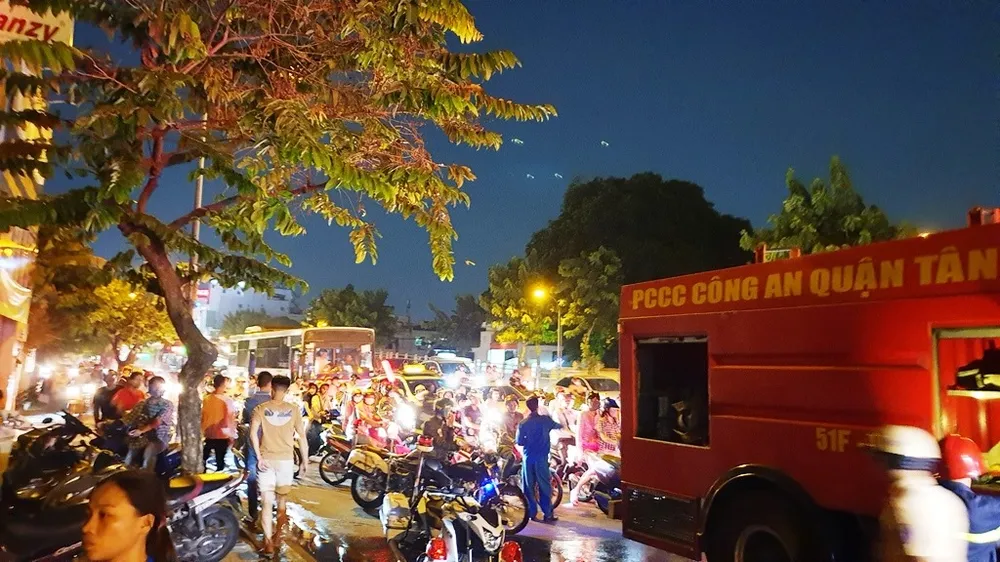  Cháy xe khách, giao thông ùn ứ kéo dài ở quận Tân Bình ảnh 7