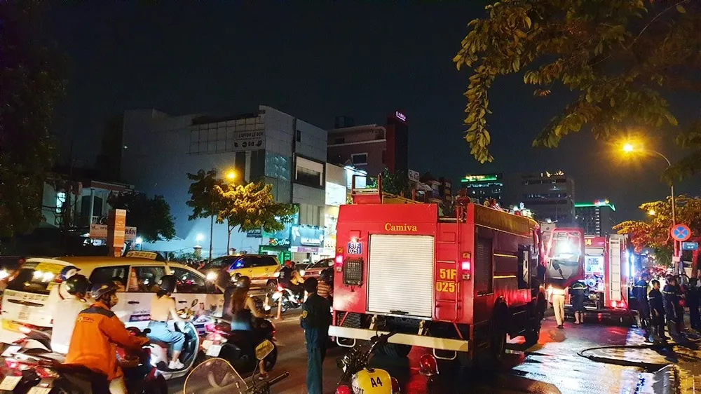  Cháy xe khách, giao thông ùn ứ kéo dài ở quận Tân Bình ảnh 4