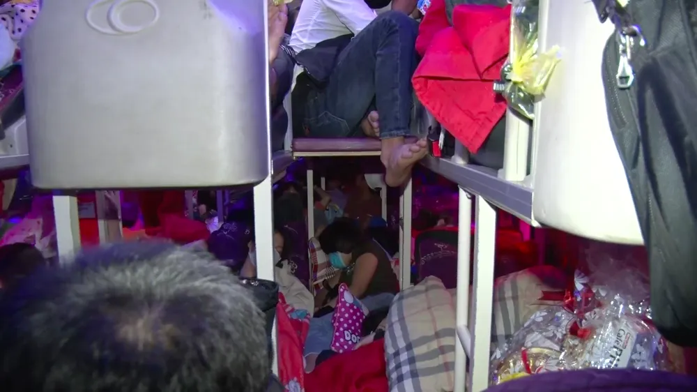 Xe khách 46 chỗ chở 99 người trên quốc lộ 1A ảnh 1