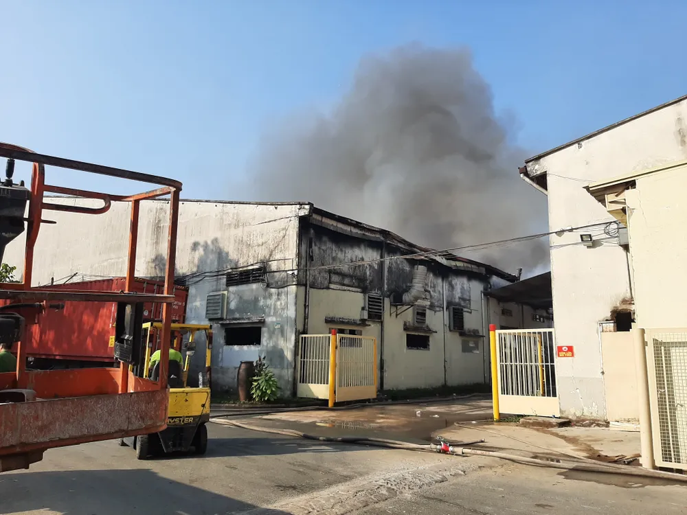 Gần 100 chiến sĩ tham gia chữa cháy ở khu xưởng rộng hơn 2.000m² ngày 28 Tết ảnh 4