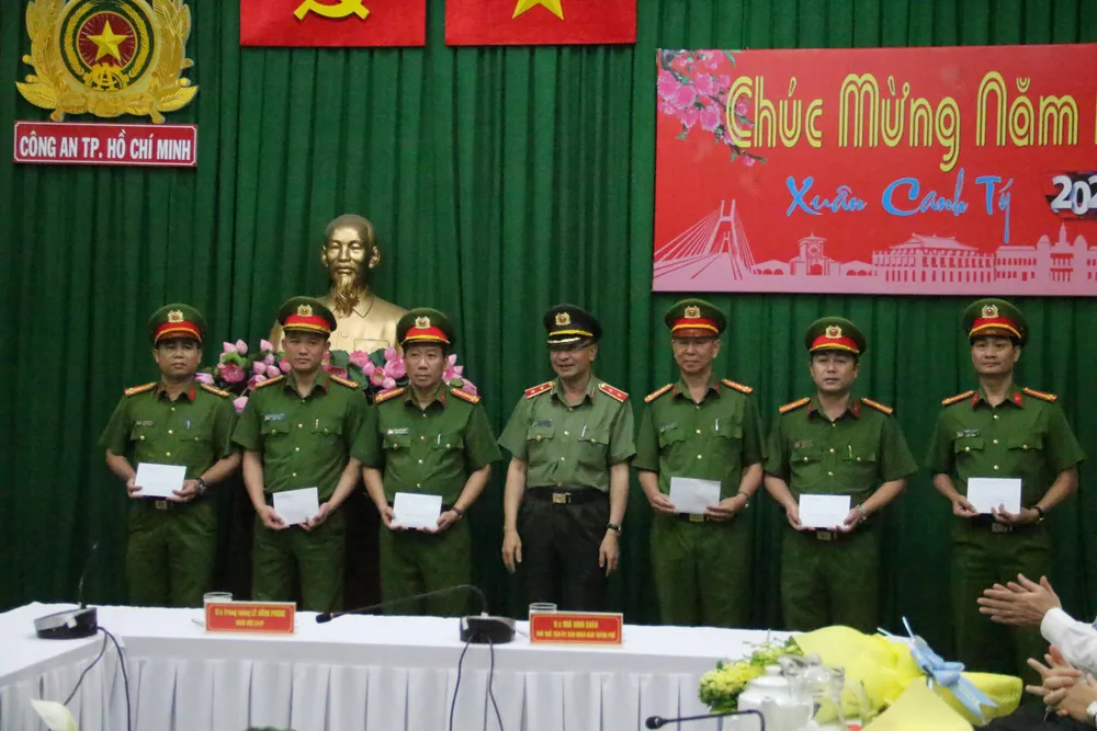 Khen thưởng các đơn vị phá nhanh vụ đốt nhà khiến 5 mẹ con tử vong  ảnh 3