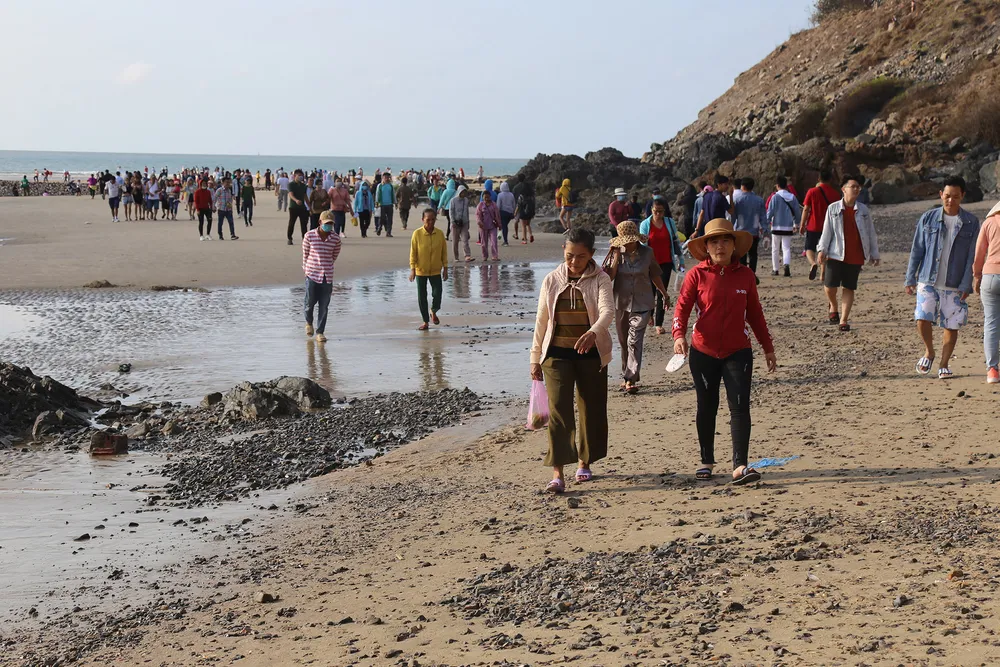 Con đường đá xẻ biển nối bờ với Hòn Bà ảnh 14