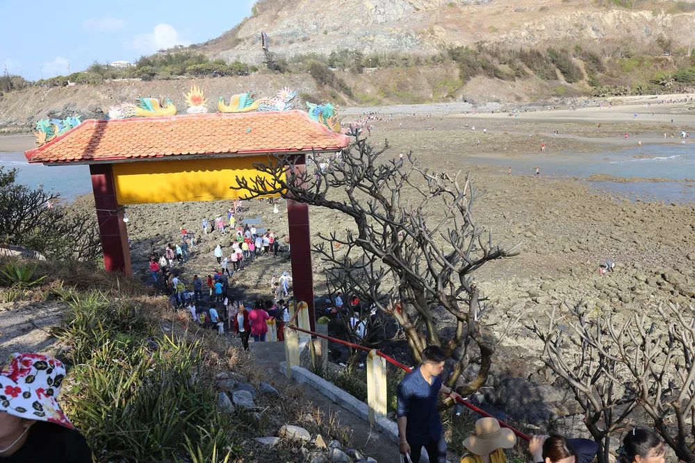 Con đường đá xẻ biển nối bờ với Hòn Bà ảnh 8