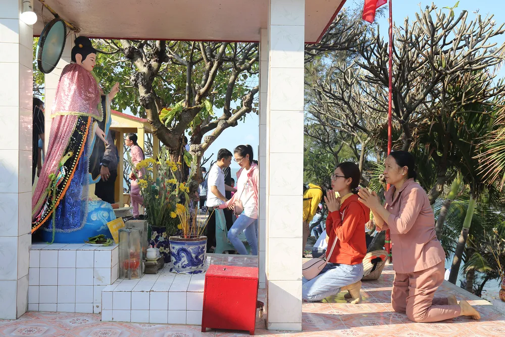 Con đường đá xẻ biển nối bờ với Hòn Bà ảnh 10