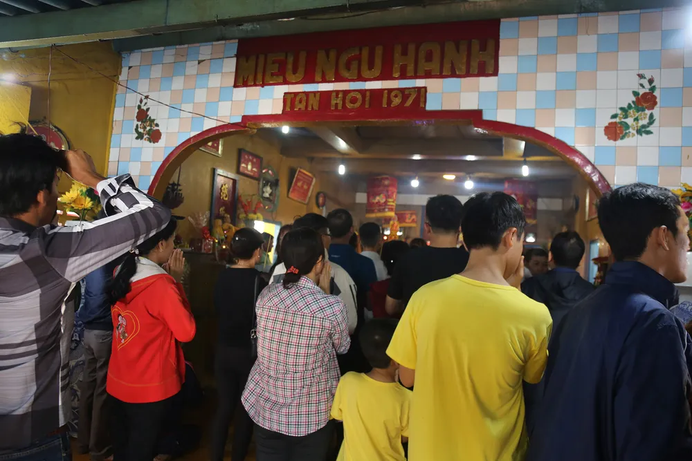 Con đường đá xẻ biển nối bờ với Hòn Bà ảnh 9