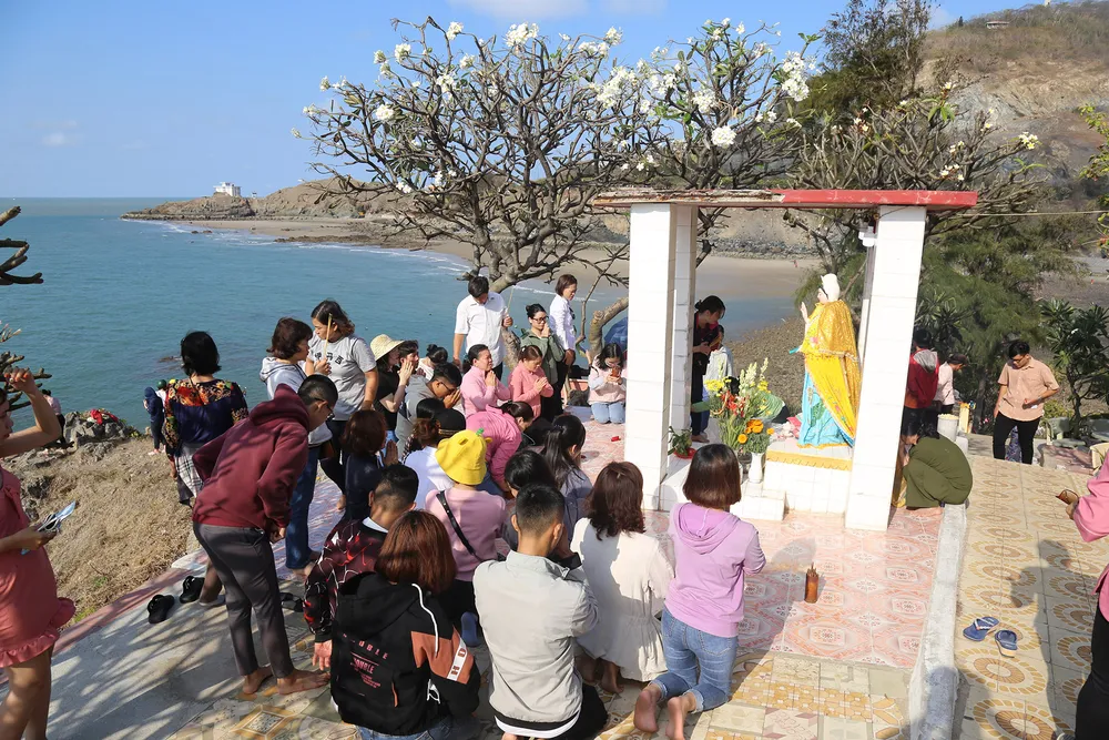 Con đường đá xẻ biển nối bờ với Hòn Bà ảnh 11