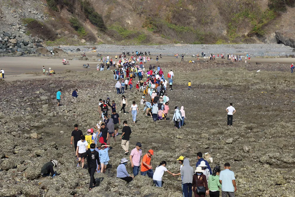 Con đường đá xẻ biển nối bờ với Hòn Bà ảnh 1