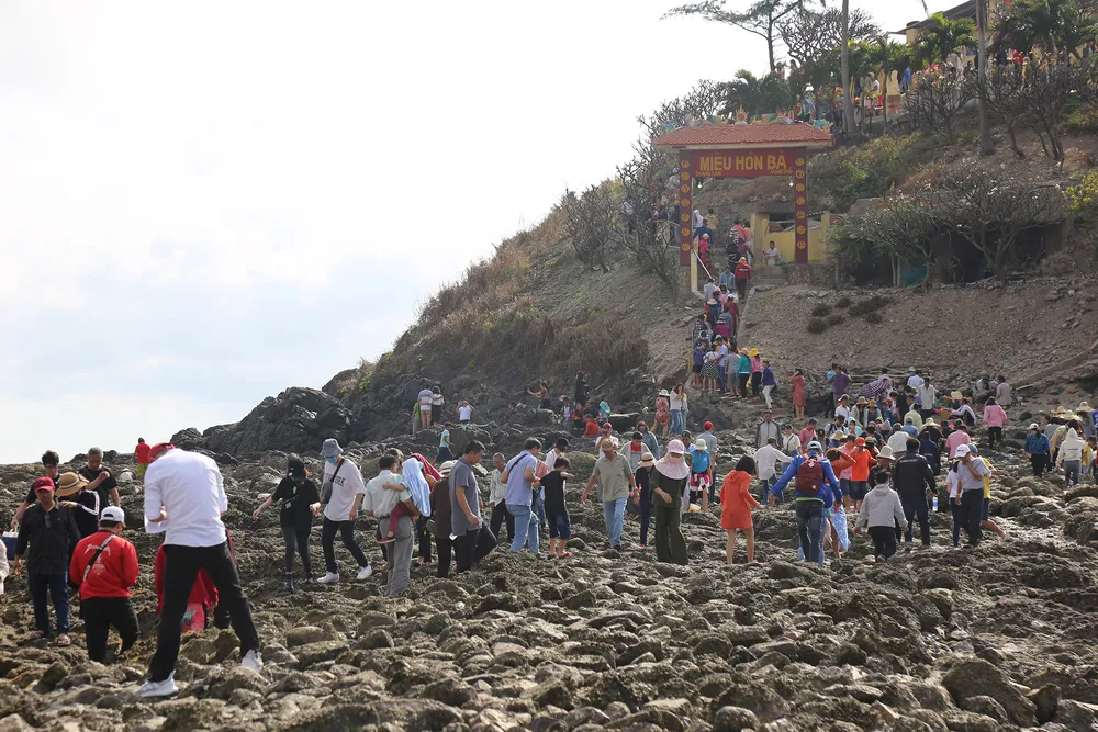 Con đường đá xẻ biển nối bờ với Hòn Bà ảnh 4