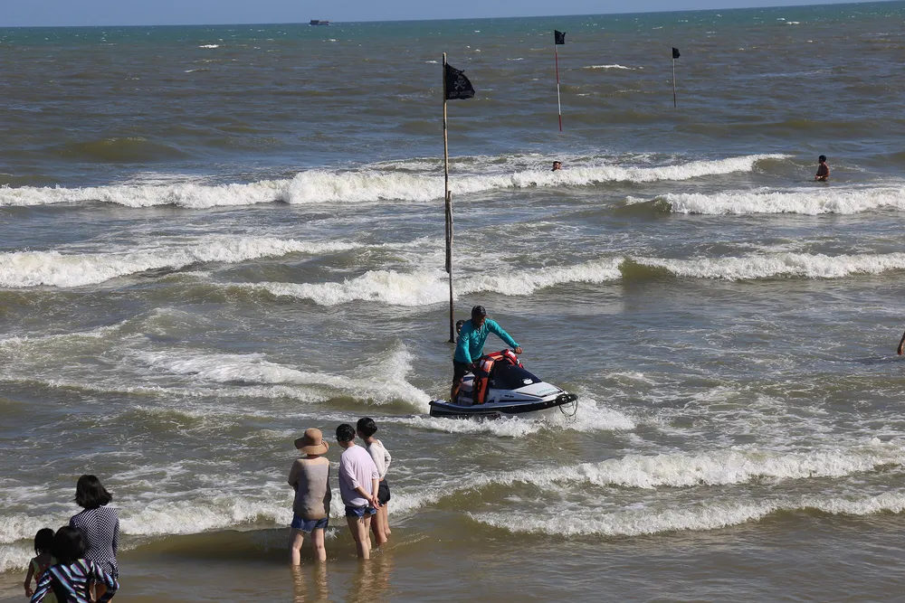 Cứu thành công 36 du khách lọt ao xoáy trên vùng biển Vũng Tàu ảnh 2
