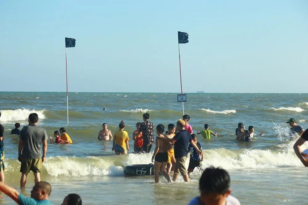 Cứu thành công 36 du khách lọt ao xoáy trên vùng biển Vũng Tàu ảnh 1