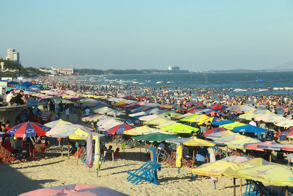 TP Vũng Tàu đón hơn 140.000 lượt khách ngày mồng 4 tết ảnh 3