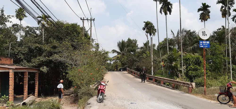 Thứ trưởng Bộ Công an tới hiện trường nơi công an vây bắt kẻ nổ súng ở Củ Chi ảnh 17