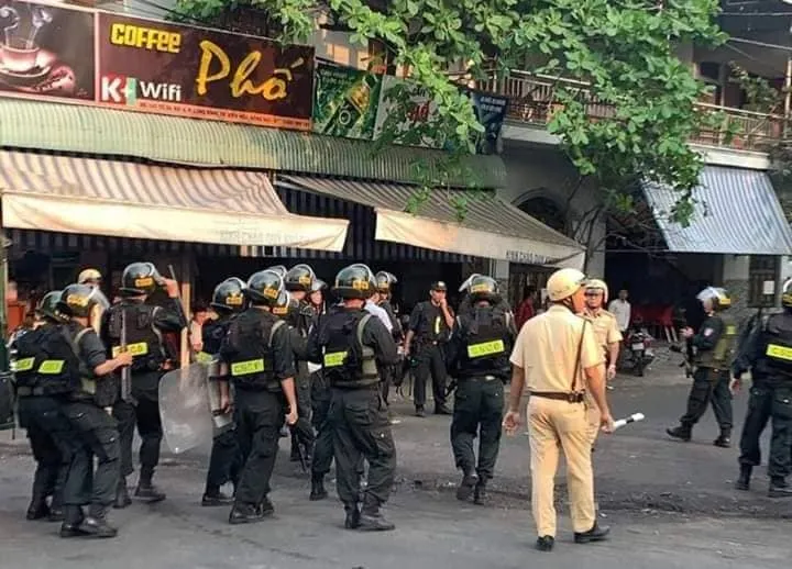  Khống chế đối tượng chém người rồi cố thủ trong nhà ảnh 2