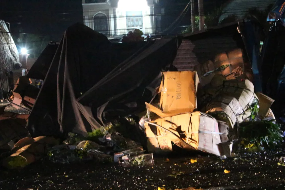 Xe khách tông xe tải lao vào nhà dân, 1 người tử vong, 5 người bị thương ảnh 4