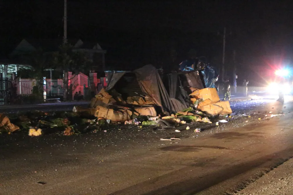 Xe khách tông xe tải lao vào nhà dân, 1 người tử vong, 5 người bị thương ảnh 3