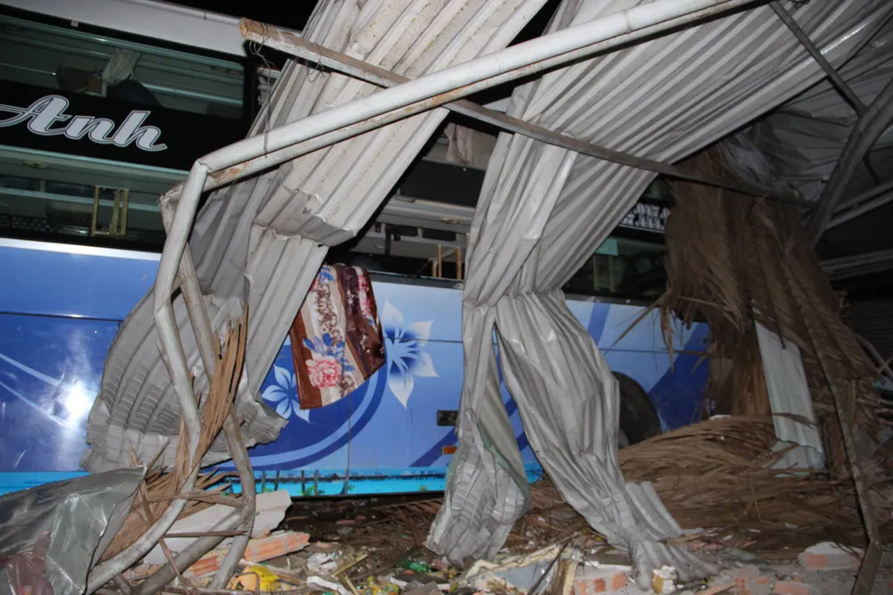  Vụ xe khách tông xe tải, lao vào nhà dân: Thêm 2 người tử vong ảnh 1