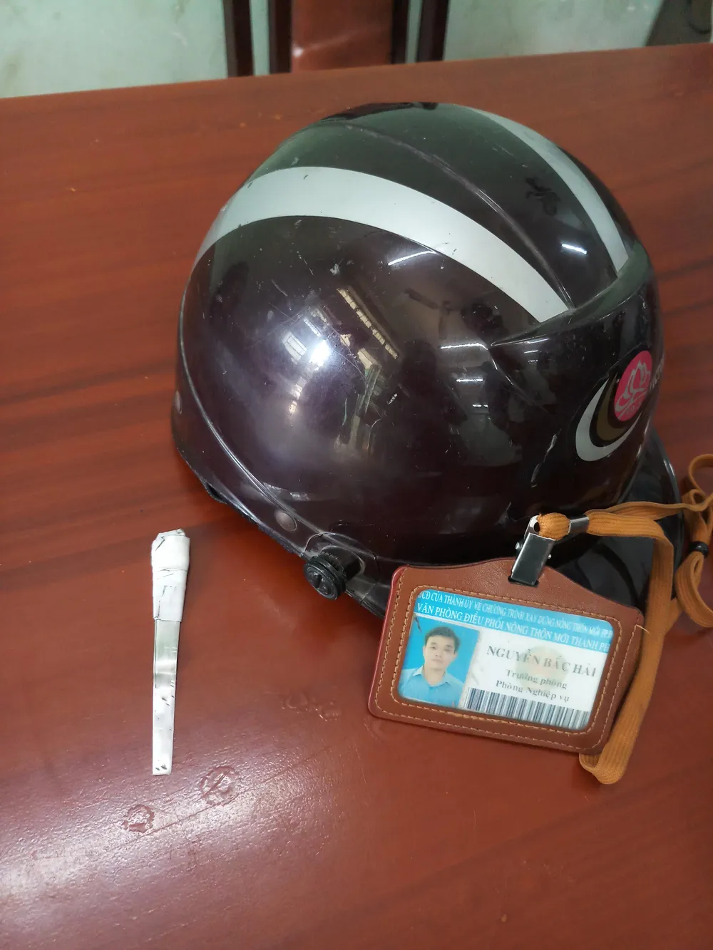 Người đàn ông ăn mặc lịch sự chuyên cạy cốp xe trộm cắp tài sản nơi công sở ảnh 4