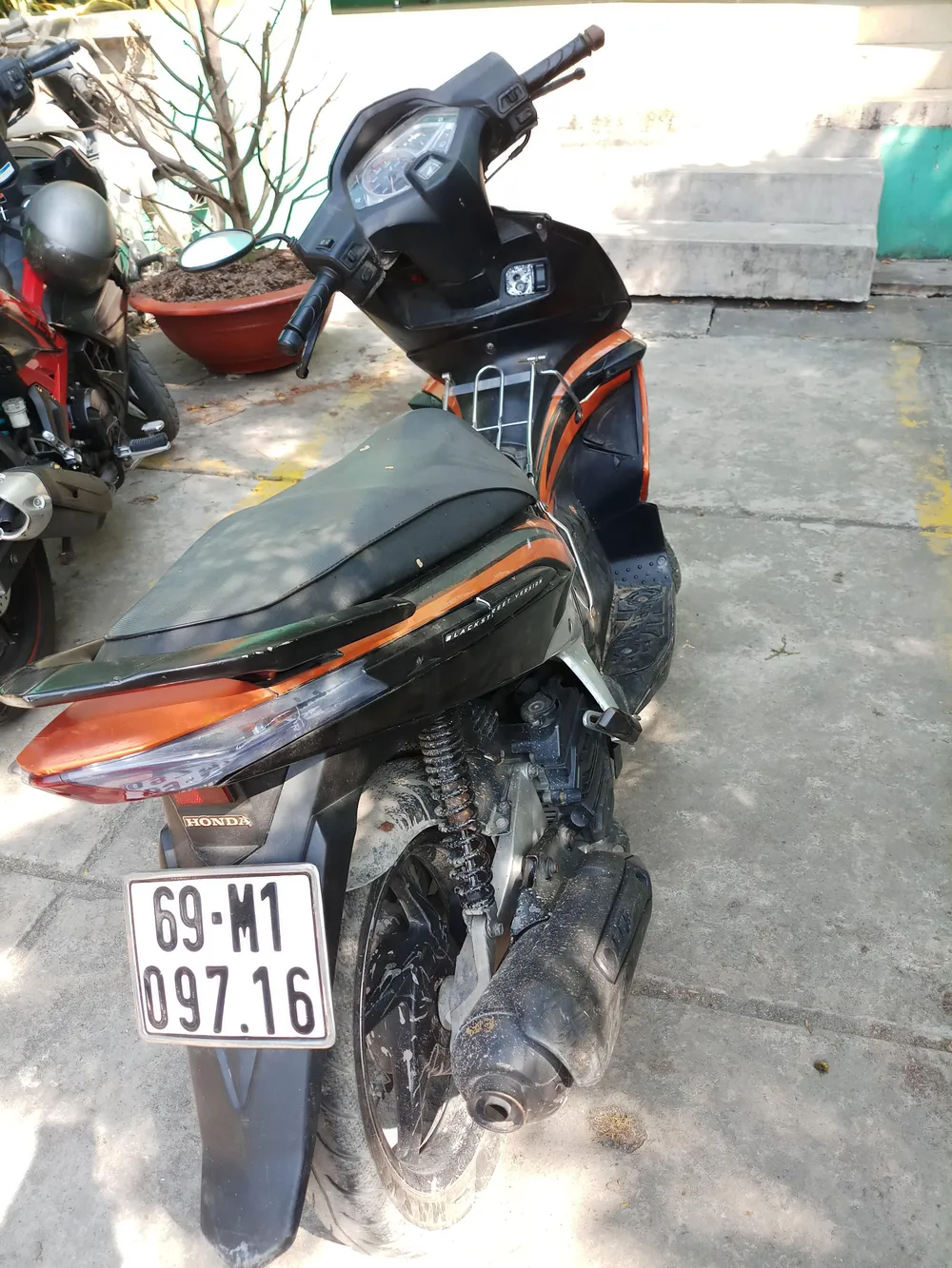 Người đàn ông ăn mặc lịch sự chuyên cạy cốp xe trộm cắp tài sản nơi công sở ảnh 3