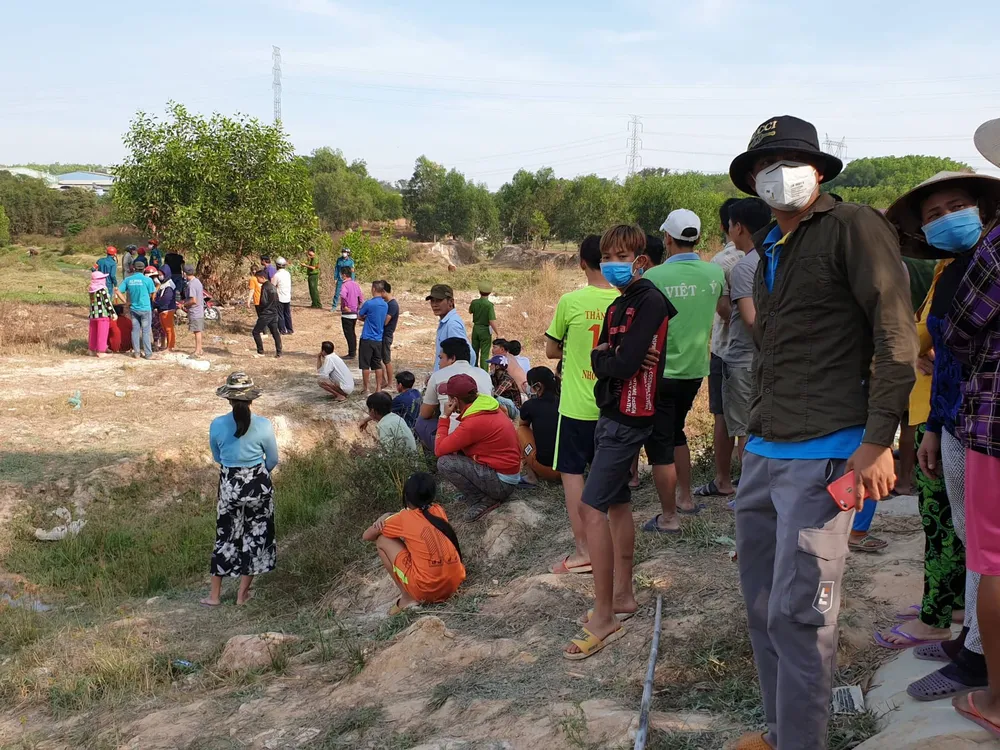 Hai bé gái trượt chân xuống hồ đuối nước  ảnh 1