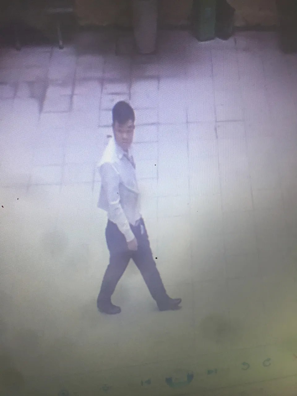 Người đàn ông ăn mặc lịch sự chuyên cạy cốp xe trộm cắp tài sản nơi công sở ảnh 2