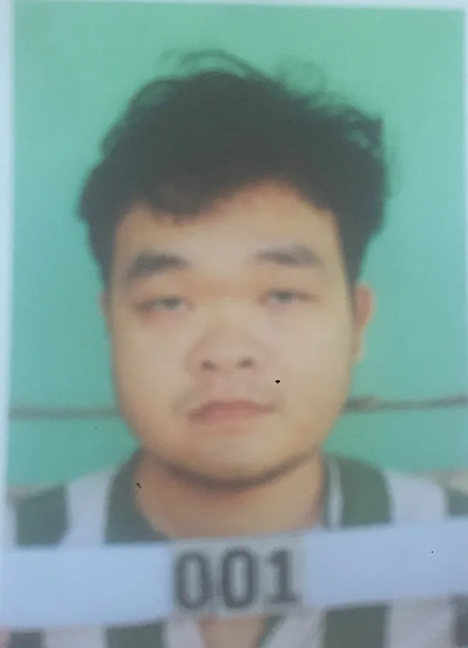 Người đàn ông ăn mặc lịch sự chuyên cạy cốp xe trộm cắp tài sản nơi công sở ảnh 1