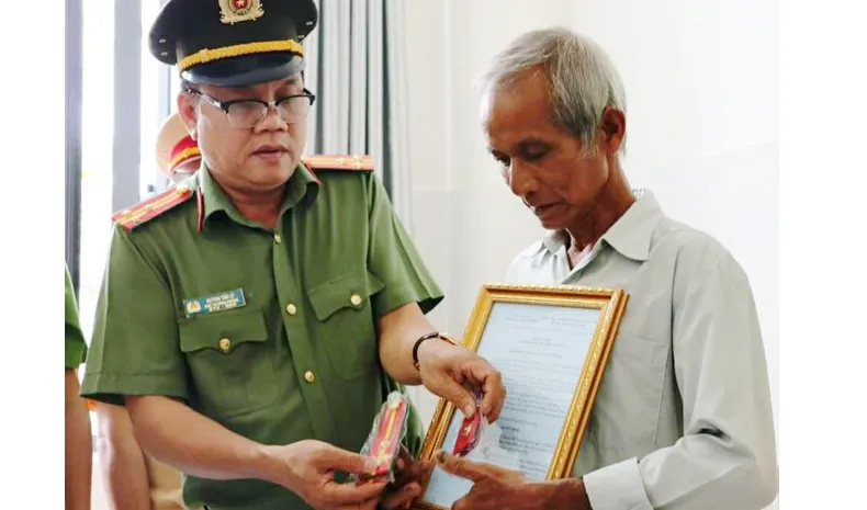 Thượng tá Huỳnh Tấn Lê trao quyết định thăng cấp bậc hàm trước niên hạn cho gia đình Thượng úy Nguyễn Phạm Thành Nhân