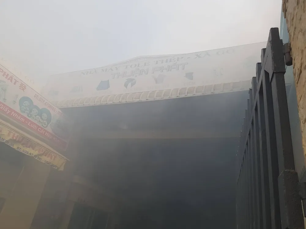 Cháy xưởng cơ khí giữa trưa nhiều công nhân tháo chạy  ảnh 1