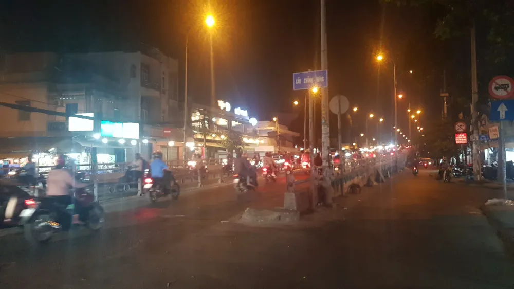 Ngăn chặn 2 nhóm thanh niên cầm hung khí hỗn chiến ở cầu Chánh Hưng ảnh 1