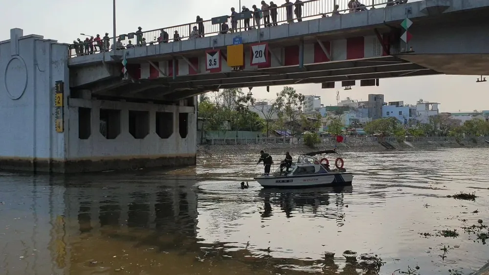 Hai vợ chồng nhảy kênh Tàu Hủ mất tích  ảnh 1