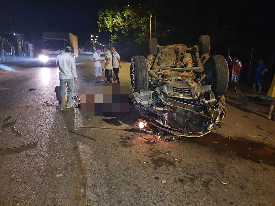 Xe ô tô tông gốc cây, 1 người chết, 6 người bị thương nặng ảnh 1