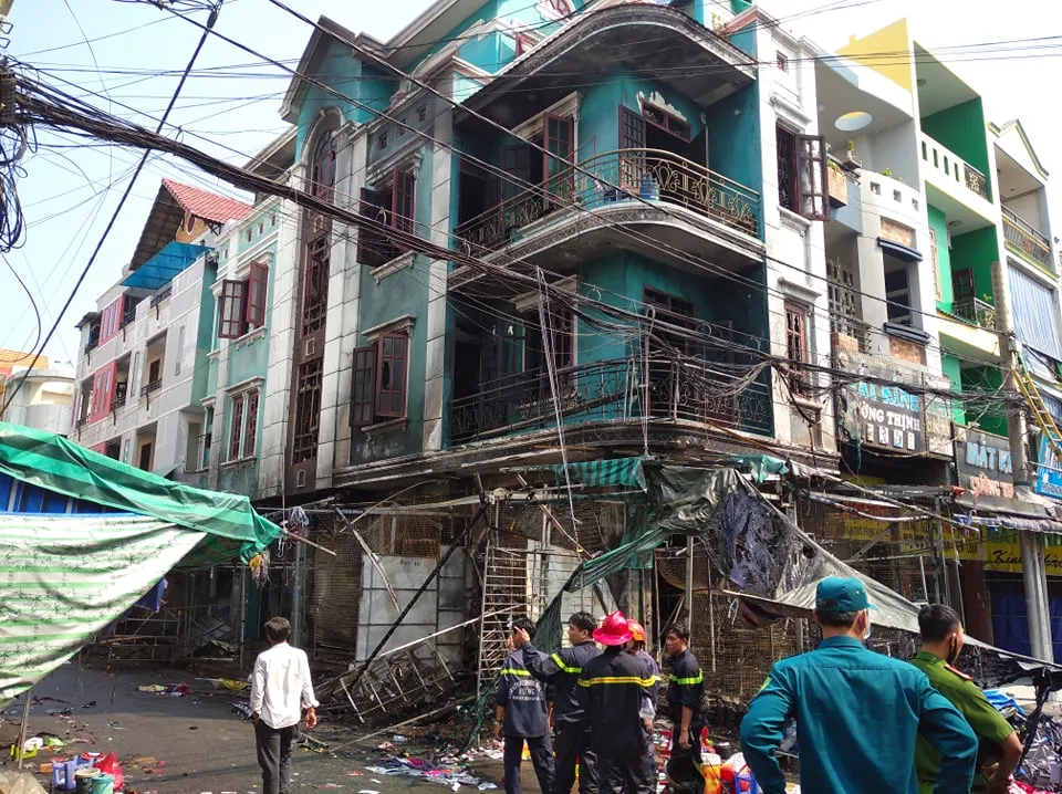 Cháy ở chợ Hạnh Thông Tây quận Gò Vấp, nhiều người thoát chết ảnh 4
