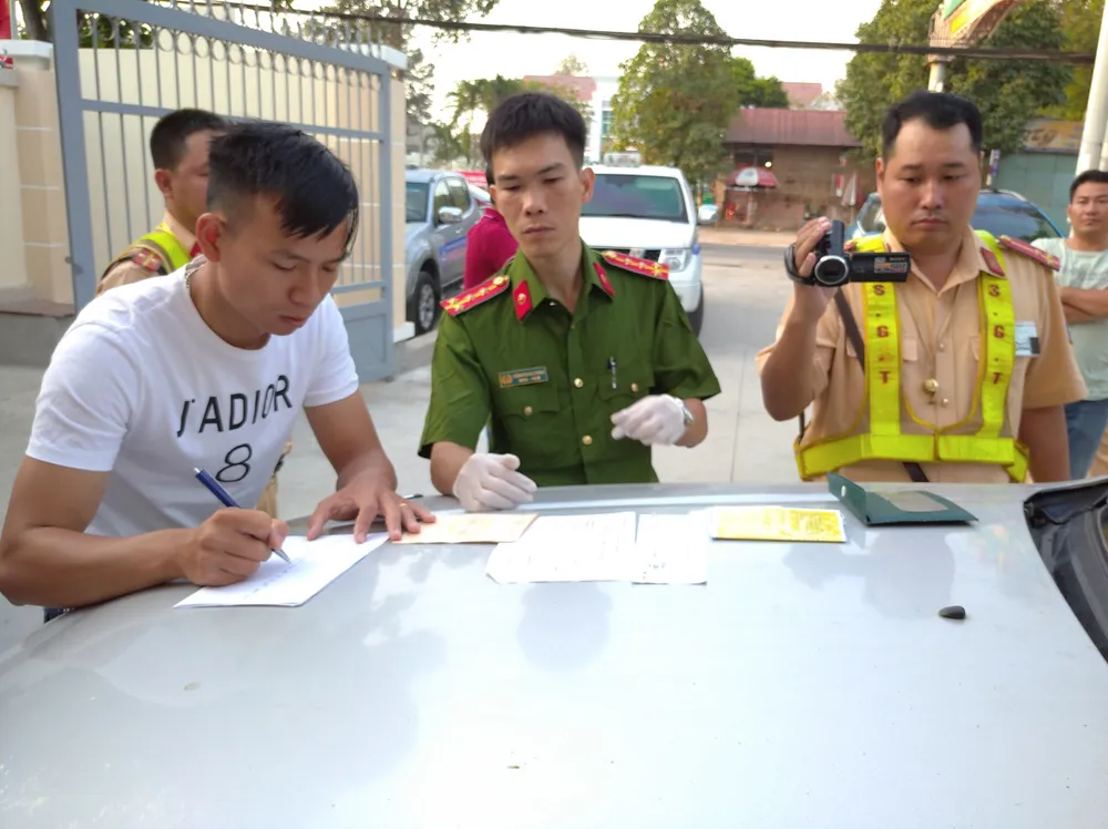 Cục CSGT Bộ Công an phát hiện gần 25.000 gói thuốc lá lậu trên cao tốc TPHCM- Long Thành - Dầu Giây ảnh 2