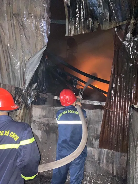 Xưởng nhựa ở Củ Chi bốc cháy ngùn ngụt trong đêm ảnh 2