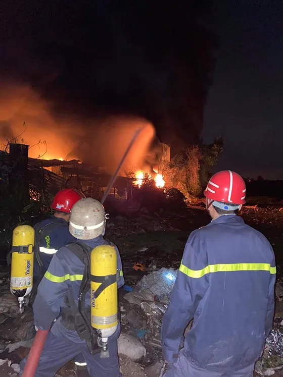 Xưởng nhựa ở Củ Chi bốc cháy ngùn ngụt trong đêm ảnh 1