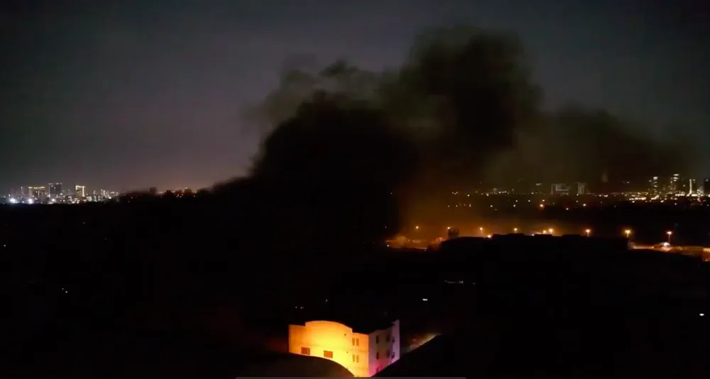 Vụ cháy nhà xưởng trong khu công nghiệp Cát Lái, quận 2 thiêu rụi 800m2 kho hàng ảnh 1