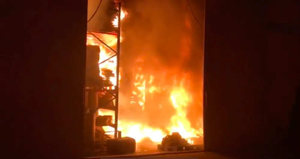 Vụ cháy nhà xưởng trong khu công nghiệp Cát Lái, quận 2 thiêu rụi 800m2 kho hàng ảnh 2